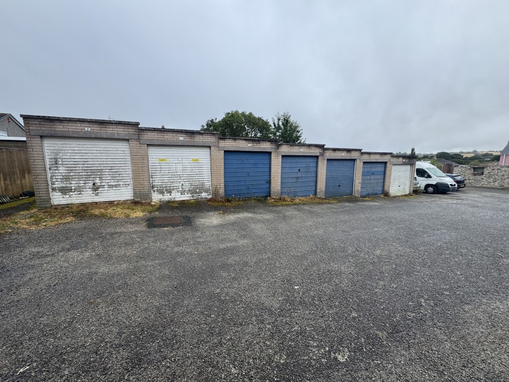 Lot: 10 - BLOCK OF SEVEN FREEHOLD GARAGES AND ROADWAY - View of garages